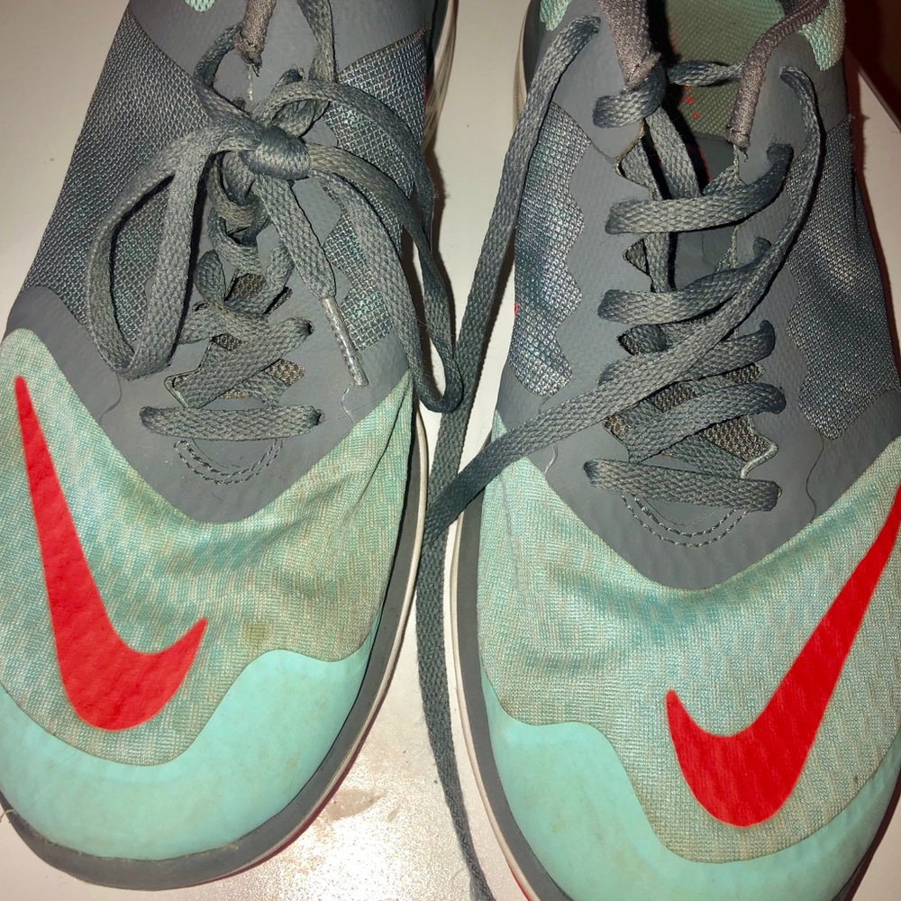 Tennis shoes